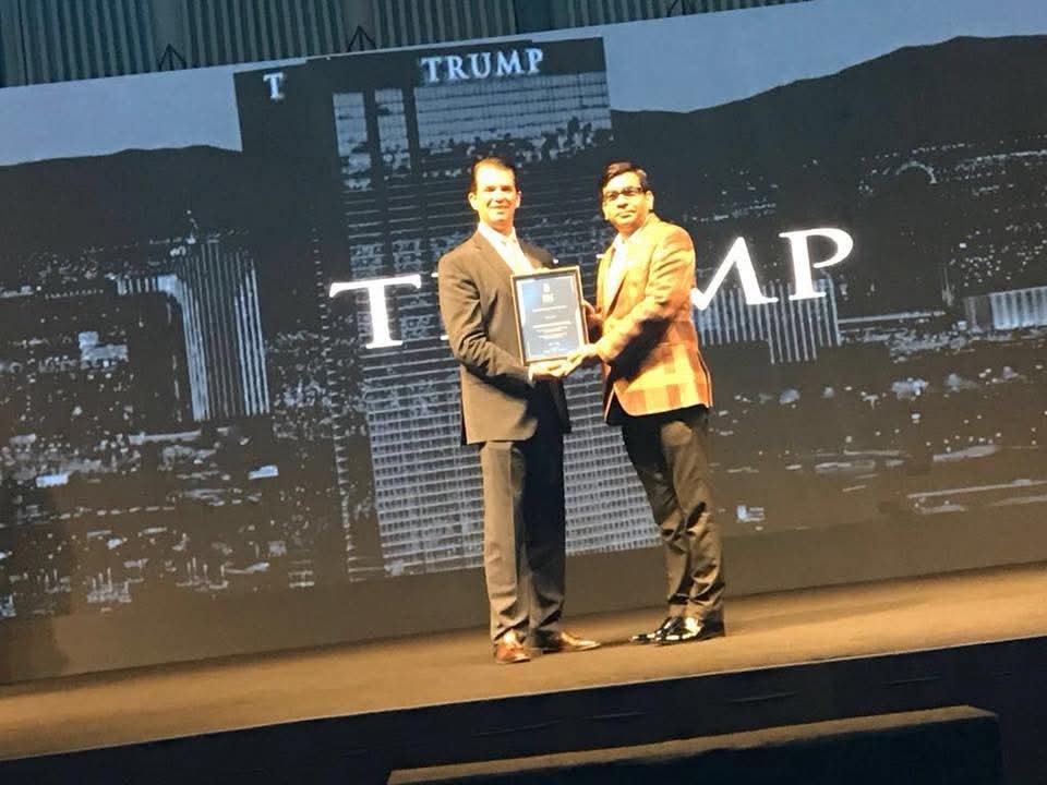 Mukesh Agarwal receiving the ‘Best Sellers’ award from Donald Trump Jr.